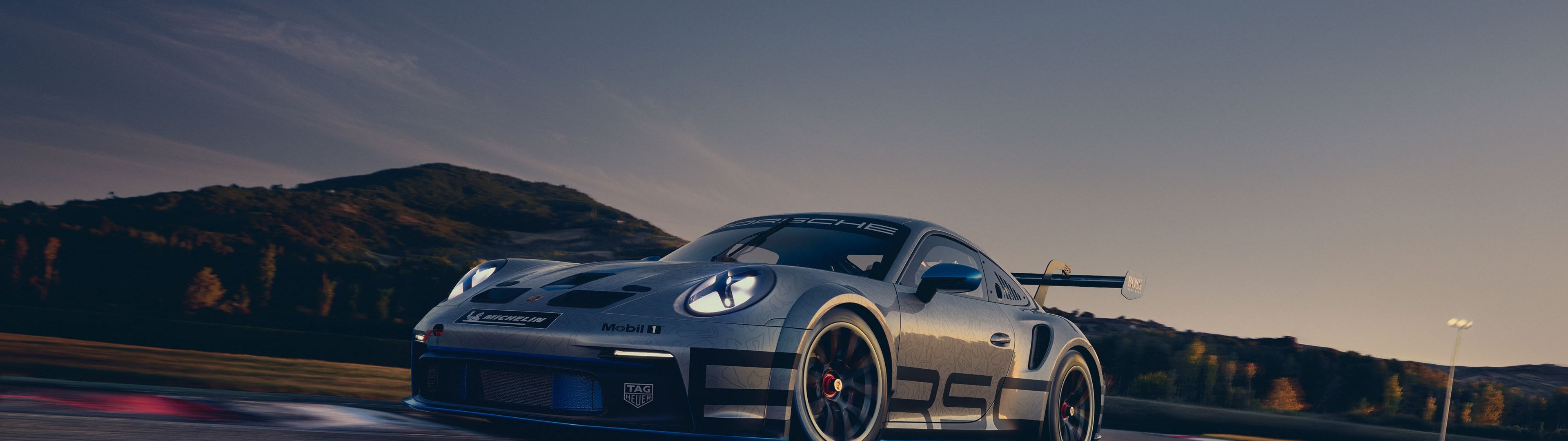 Frontansicht eines Simracing Porsche Cup Autos auf einer Rennstrecke in Bewegung